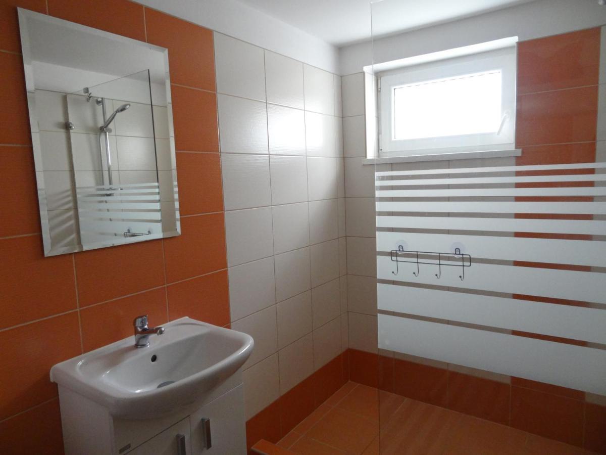Apartment Karovi *
